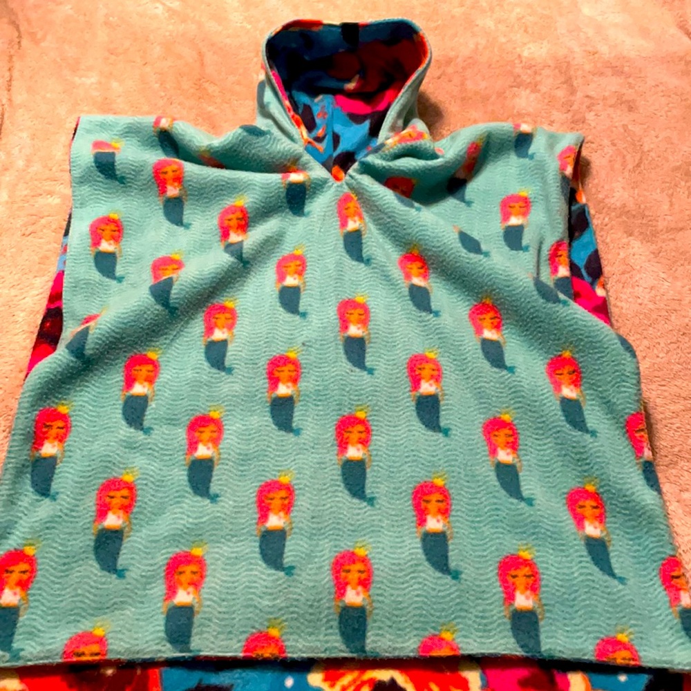 Reversible kids car seat poncho